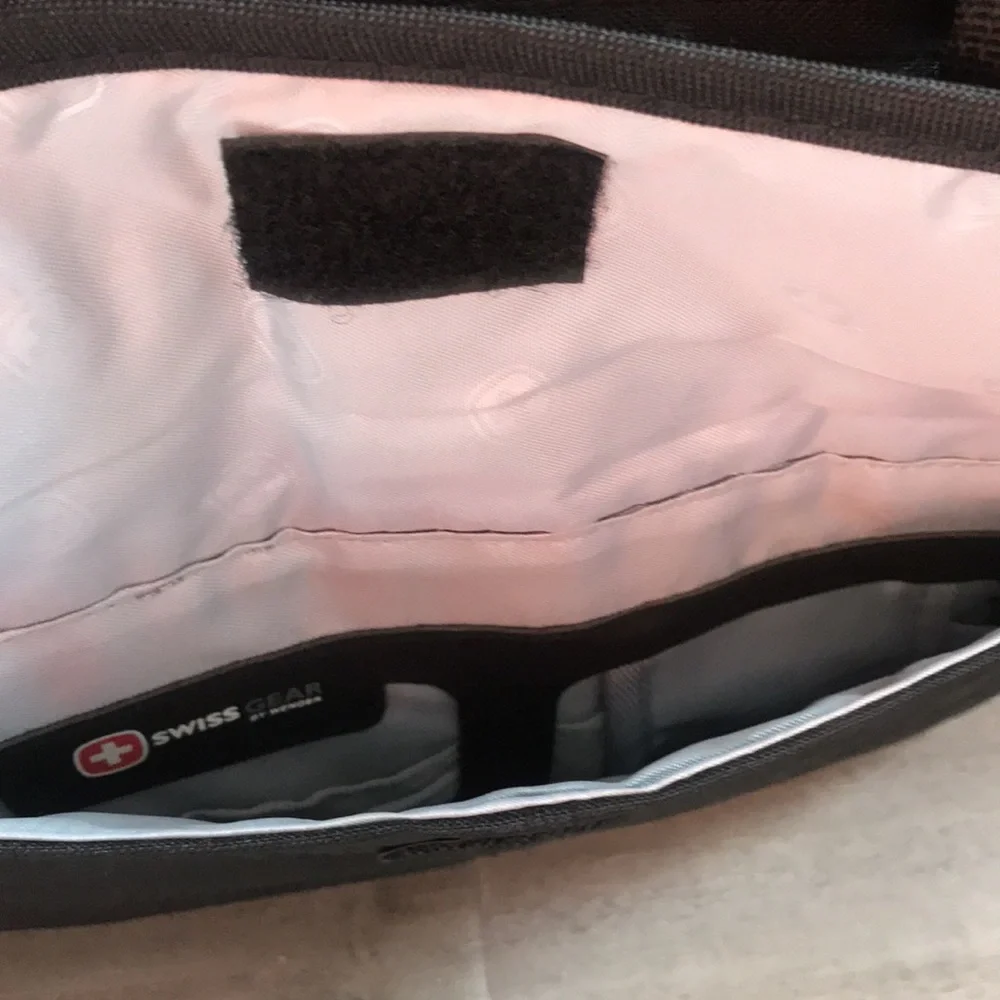Swiss Gear by Wenger computer and Tablet crossbody bag.